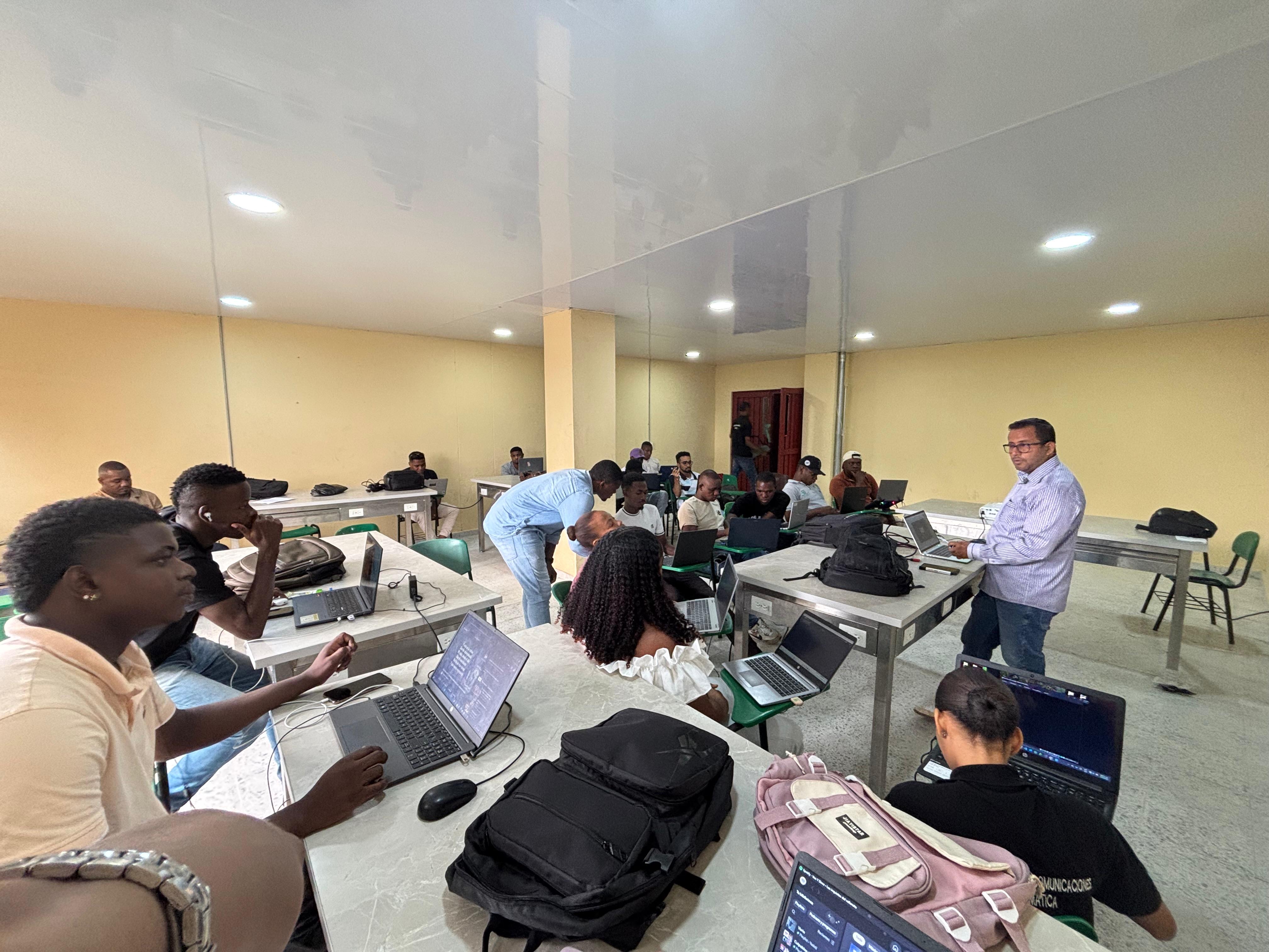 Estudiantes del programa de Ingeniería en Telecomunicaciones e Informática de la UTCH.